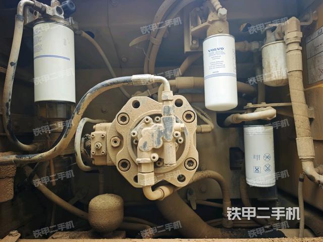 液壓泵艙室正面整體（整機外觀）