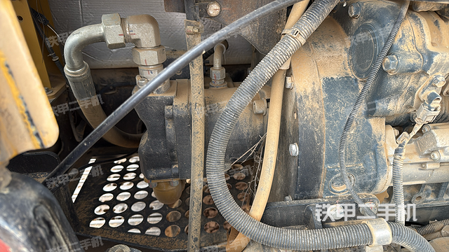 液压泵舱室正面整体（整机外观）