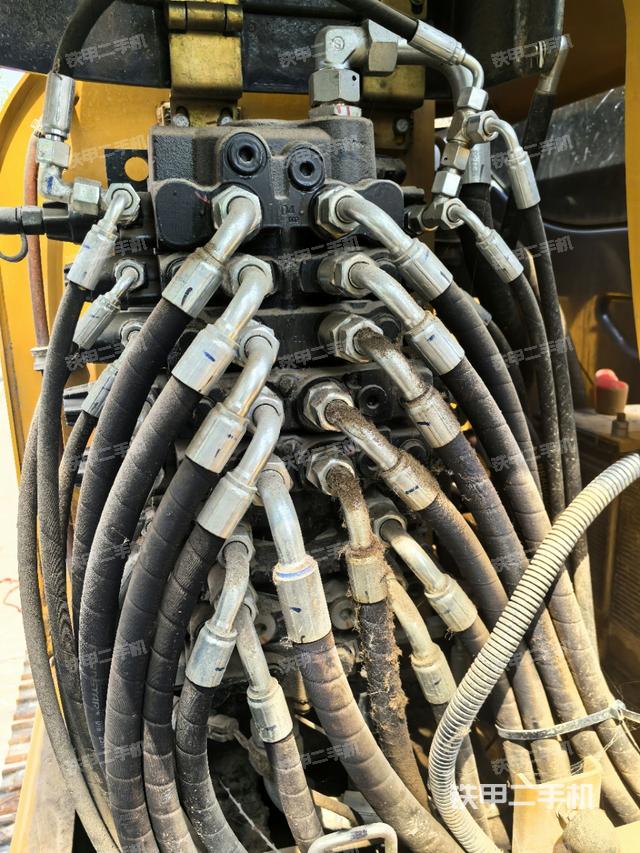 回轉(zhuǎn)馬達(dá)和主控閥（整機(jī)外觀）