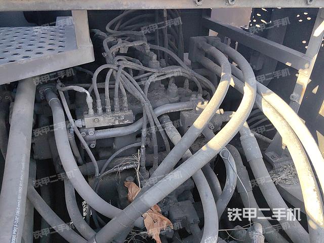 回转马达和主控阀（整机外观）