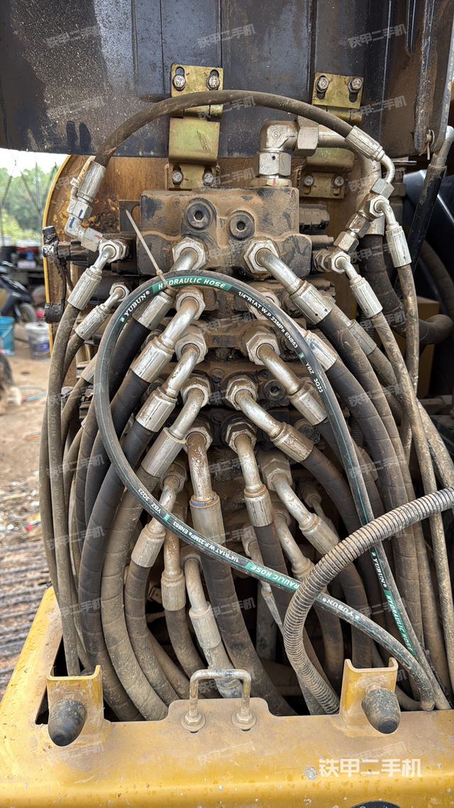 回转马达和主控阀（整机外观）