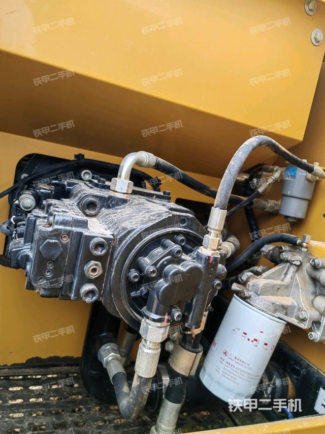 液压泵舱室正面整体（整机外观）