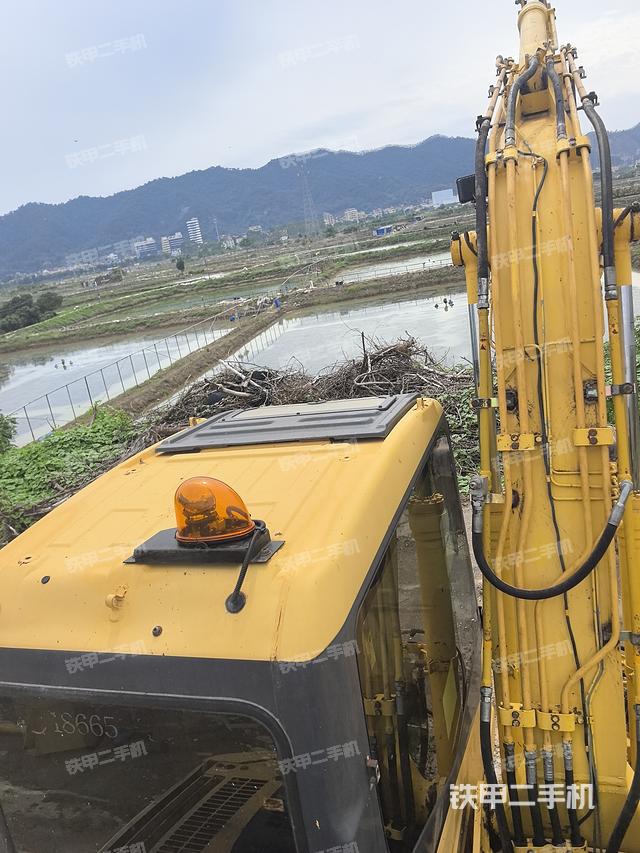 駕駛室頂部(整機(jī)外觀) 駕駛室頂部(整機(jī)外觀)