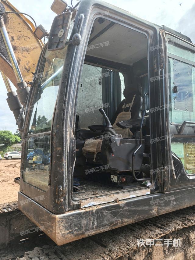 駕駛室左前45度（駕駛室部分）