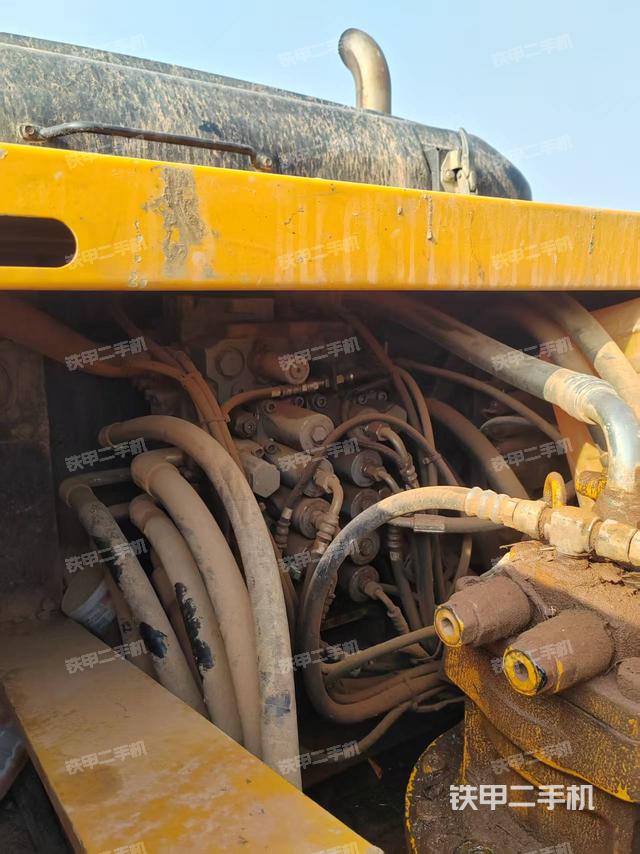 回轉馬達和主控閥（整機外觀）