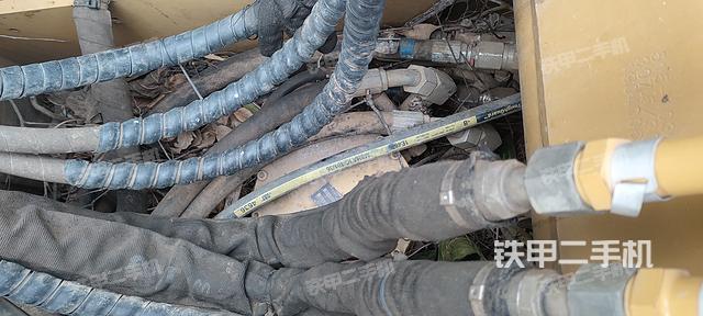 回转马达和主控阀（整机外观）