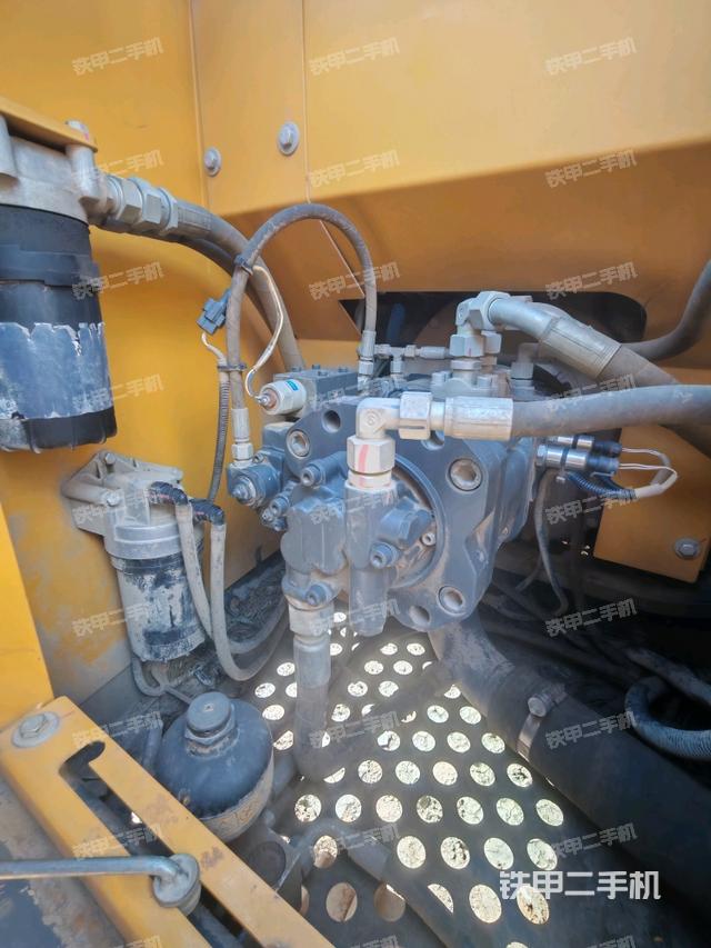 液壓泵艙室正面整體（整機外觀）