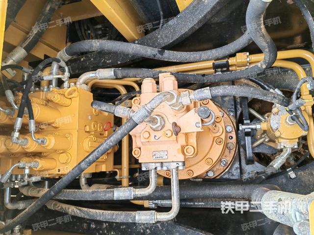 回轉(zhuǎn)馬達(dá)和主控閥（整機(jī)外觀）