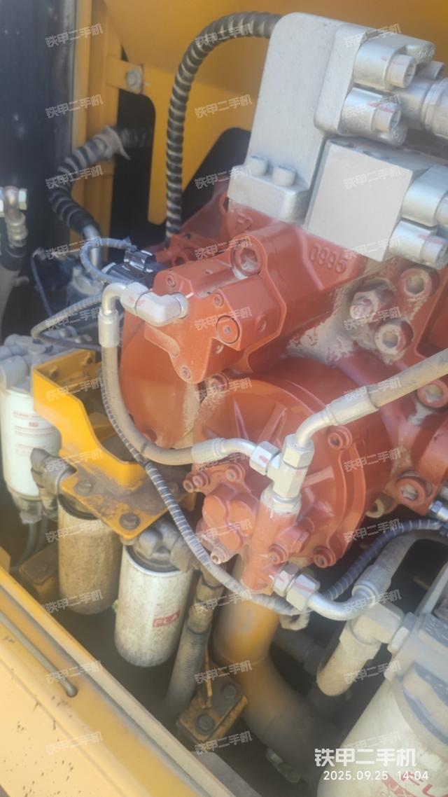 液压泵舱室正面整体（整机外观）