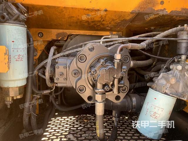 液壓泵艙室正面整體（整機外觀）