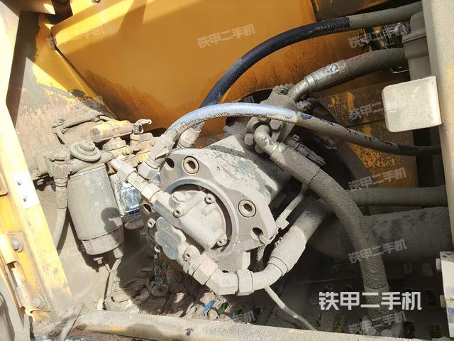 液压泵舱室正面整体（整机外观）