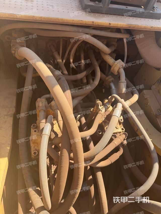 回轉(zhuǎn)馬達(dá)和主控閥（整機(jī)外觀）