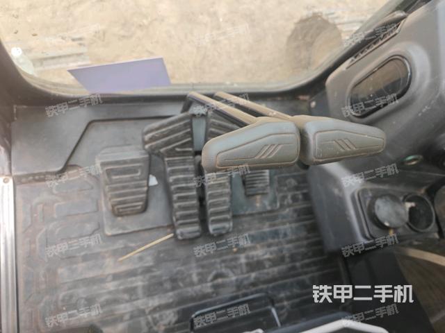 行走控制手柄和踏板?俯拍（駕駛室部分）