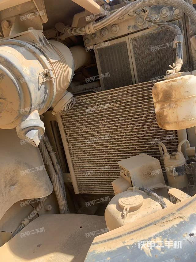 液壓泵艙室正面整體（整機(jī)外觀）