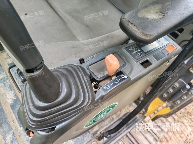 座椅左側(cè)控制臺/音響/含左手柄（駕駛室部分）