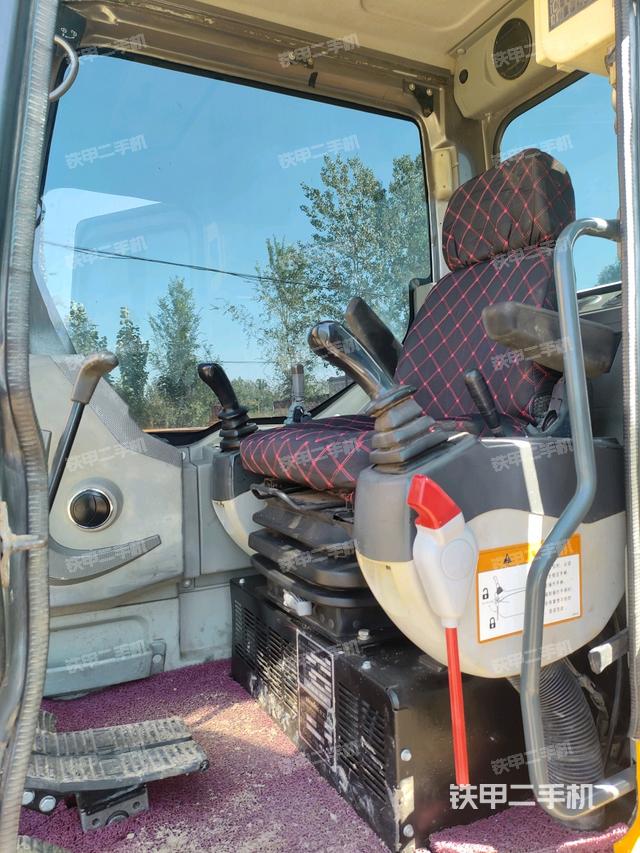 駕駛室頂部（整機外觀）