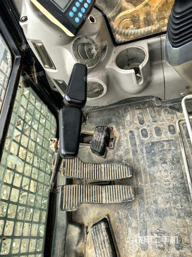 行走控制手柄和踏板?俯拍（駕駛室部分）