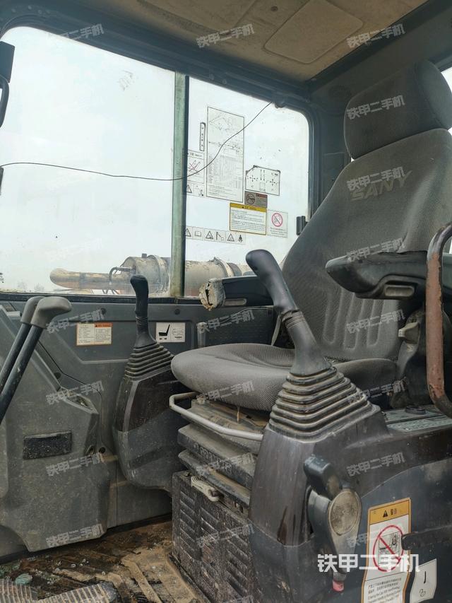 駕駛室頂部（整機外觀）