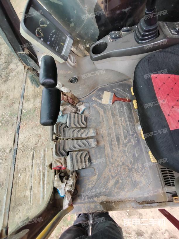 左后方玻璃角標（駕駛室部分）