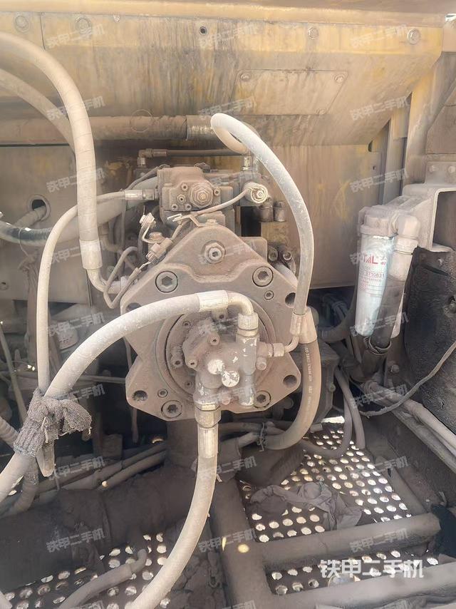 液壓泵艙室正面整體（整機(jī)外觀）