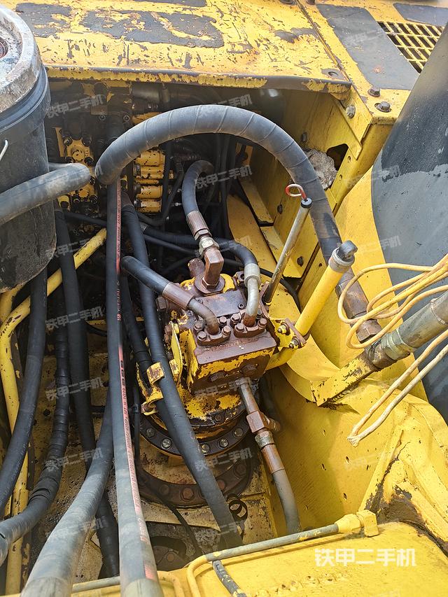 回转马达和主控阀（整机外观）