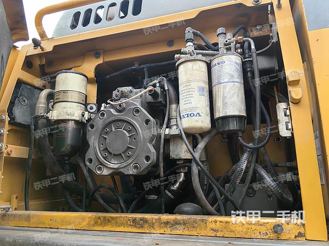 液压泵舱室正面整体（整机外观）