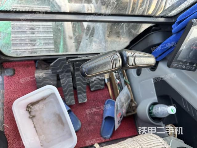 行走控制手柄和踏板?俯拍（駕駛室部分）