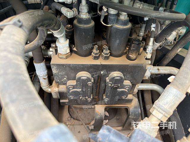 回转马达和主控阀（整机外观）