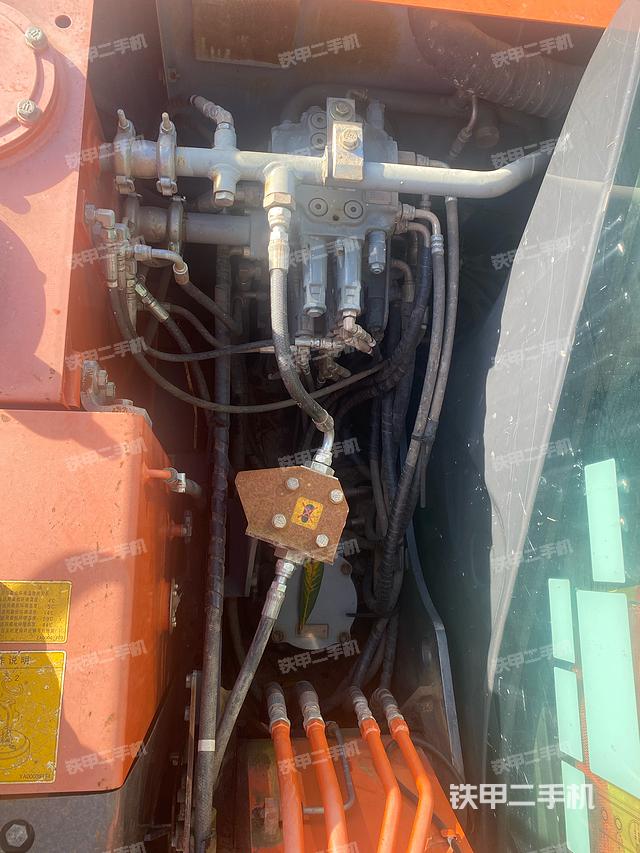 回转马达和主控阀（整机外观）