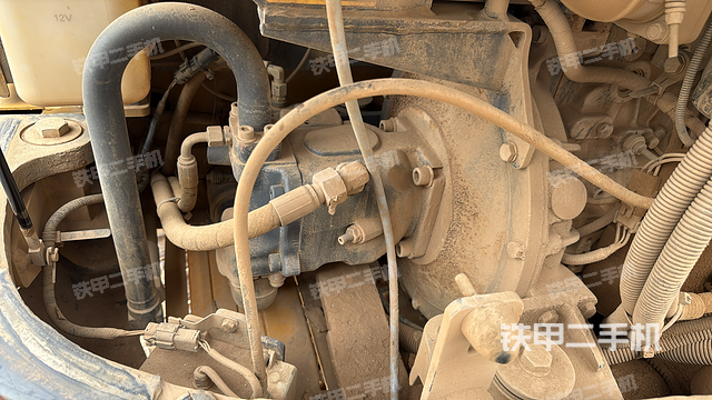 液压泵舱室正面整体（整机外观）