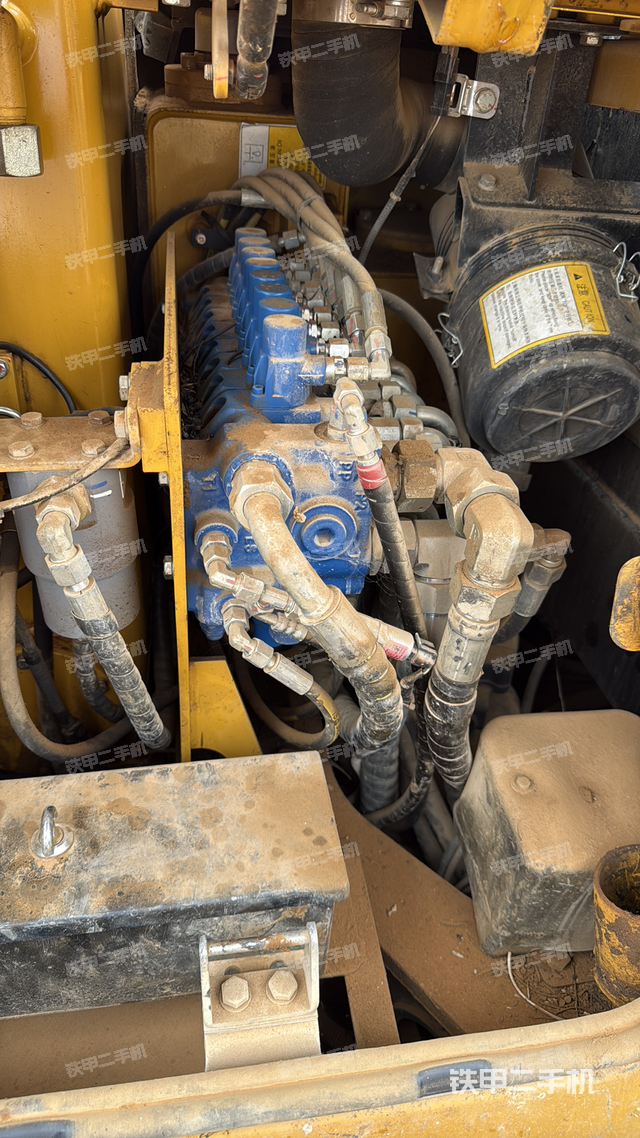 回转马达和主控阀（整机外观）