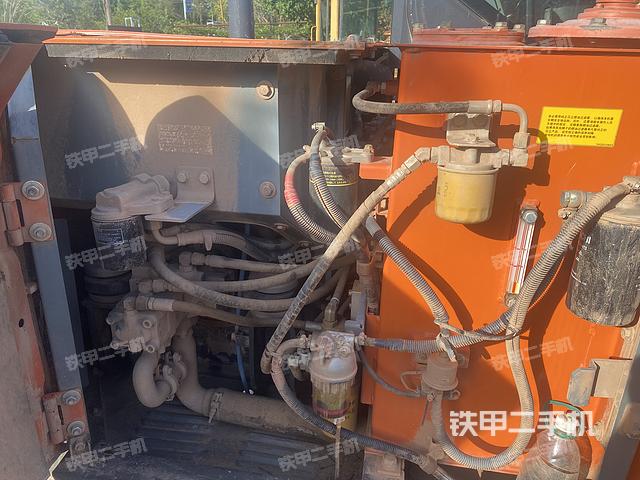 液压泵舱室正面整体（整机外观）