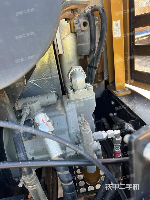 液压泵舱室正面整体（整机外观）