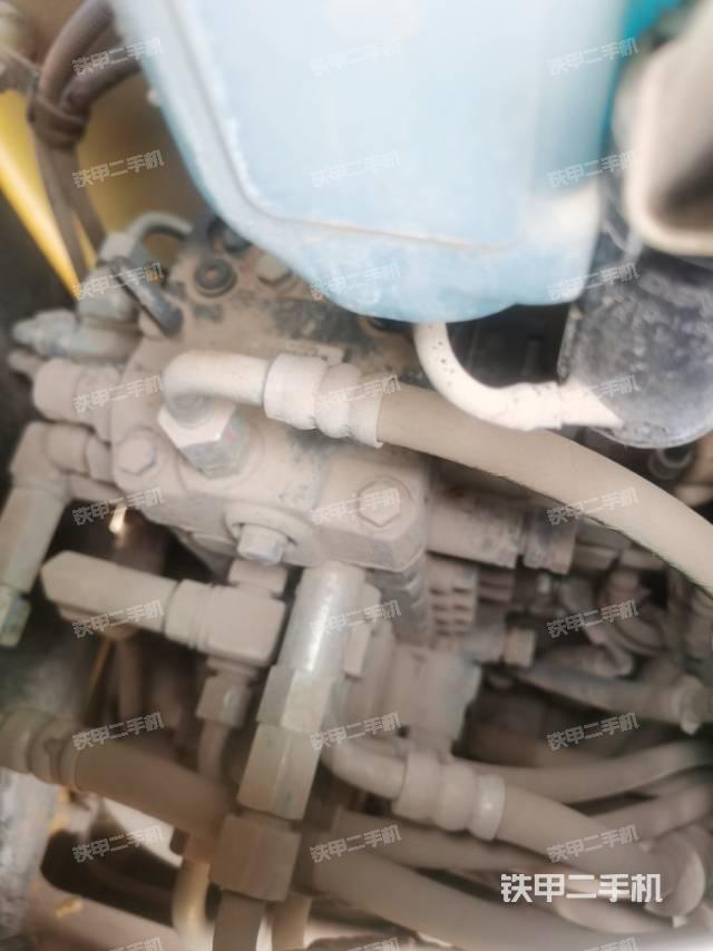 液压泵舱室正面整体（整机外观）