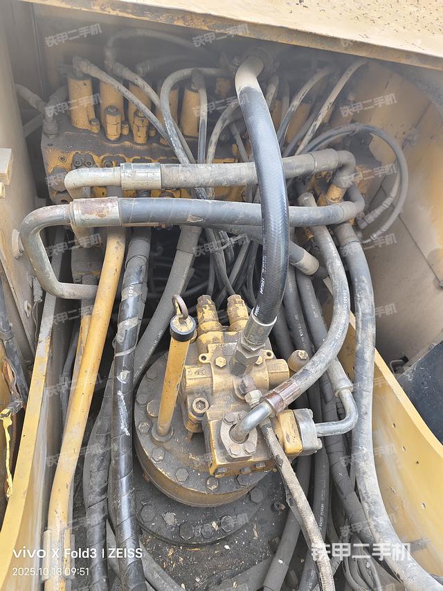 回转马达和主控阀（整机外观）