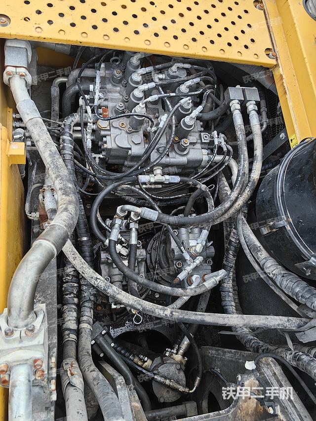 回转马达和主控阀（整机外观）