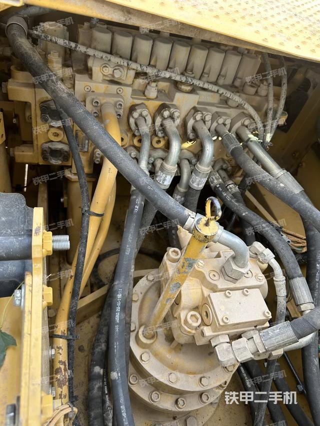 回轉(zhuǎn)馬達(dá)和主控閥（整機(jī)外觀）