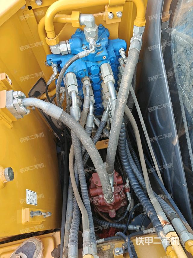 回轉馬達和主控閥（整機外觀）