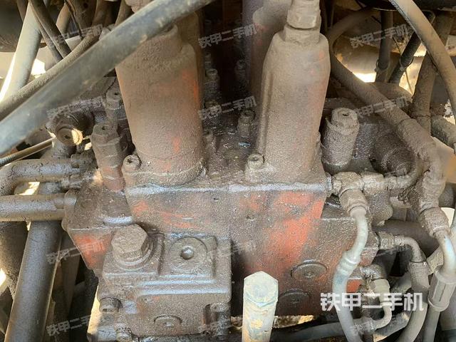 回轉(zhuǎn)馬達(dá)和主控閥（整機(jī)外觀）