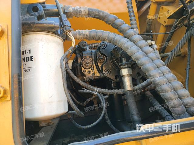 液壓泵艙室正面整體（整機外觀）