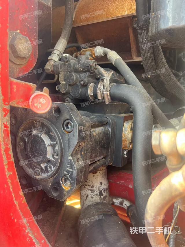 液壓泵艙室正面整體（整機外觀）