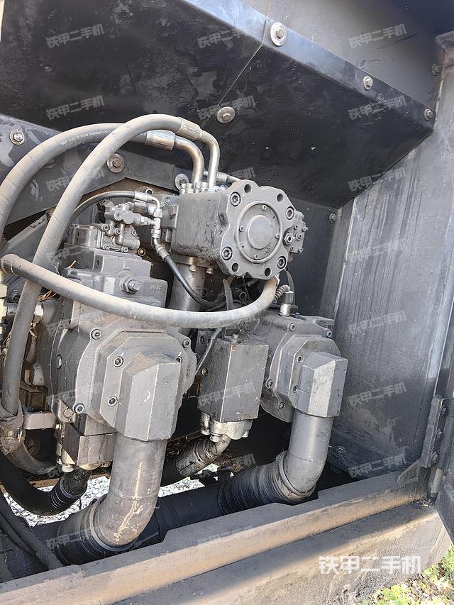 液压泵舱室正面整体（整机外观）