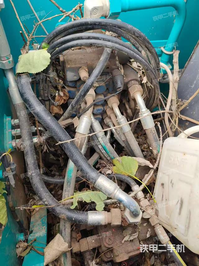 回转马达和主控阀（整机外观）