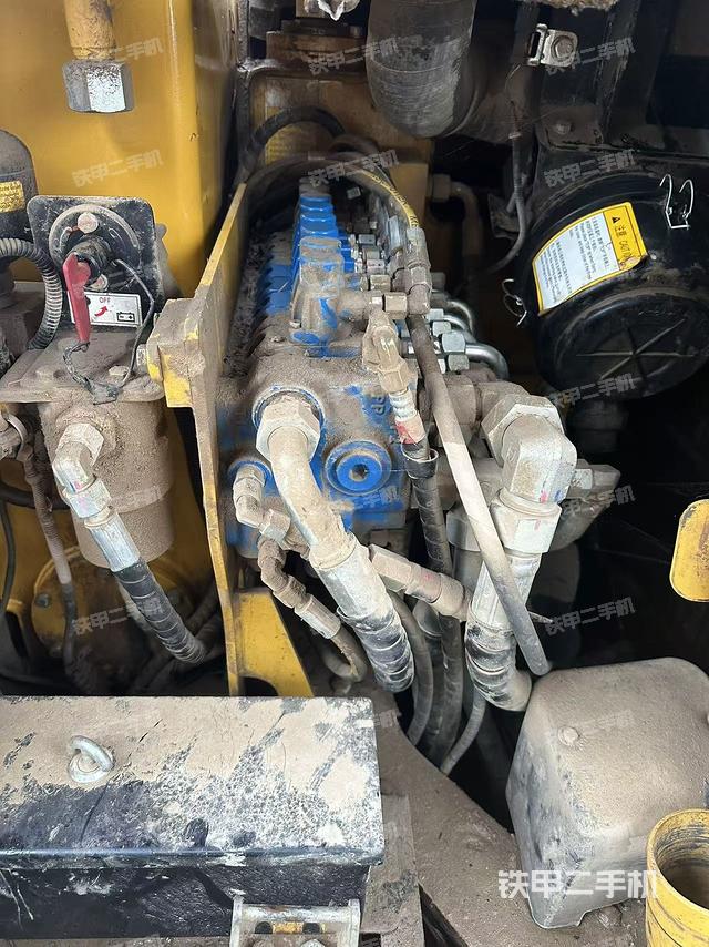 回轉(zhuǎn)馬達(dá)和主控閥（整機(jī)外觀）