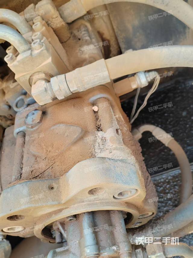 液壓泵艙室正面整體（整機外觀）