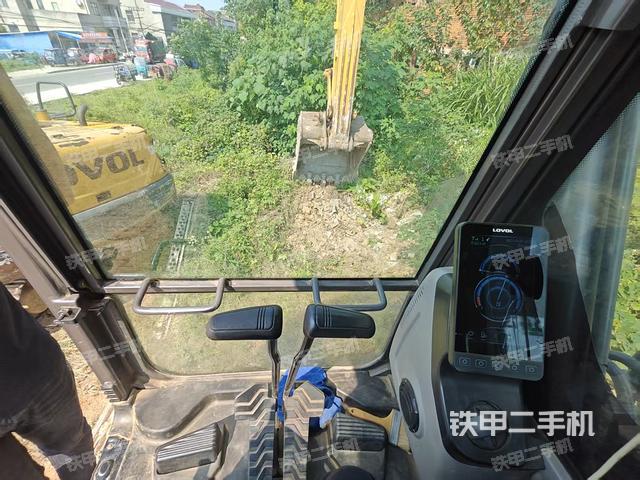 行走控制手柄和踏板?俯拍（駕駛室部分）