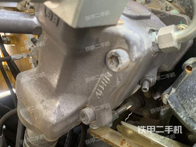 液压泵舱室正面整体（整机外观）