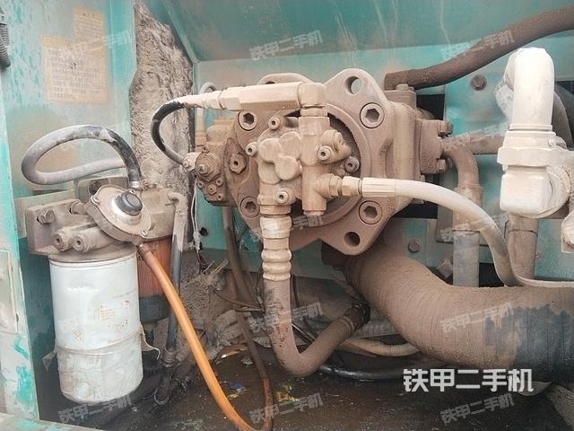液压泵舱室正面整体（整机外观）
