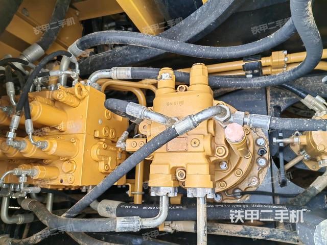 回转马达和主控阀（整机外观）