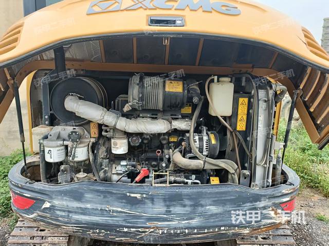 液压泵舱室正面整体（整机外观）